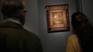 Awak media melihat lukisan "The Disheveled" karya Leonardo Da Vinci di museum Louvre, Paris, Selasa (22/10/2019). Louvre Paris, rumah Mona Lisa, menggelar pameran terbesar  Leonardo da Vinci memperingati 500 tahun wafatnya maestro Italia itu yang dibuka pada 24 Oktober mendatang. (AP/Thibault Camus)