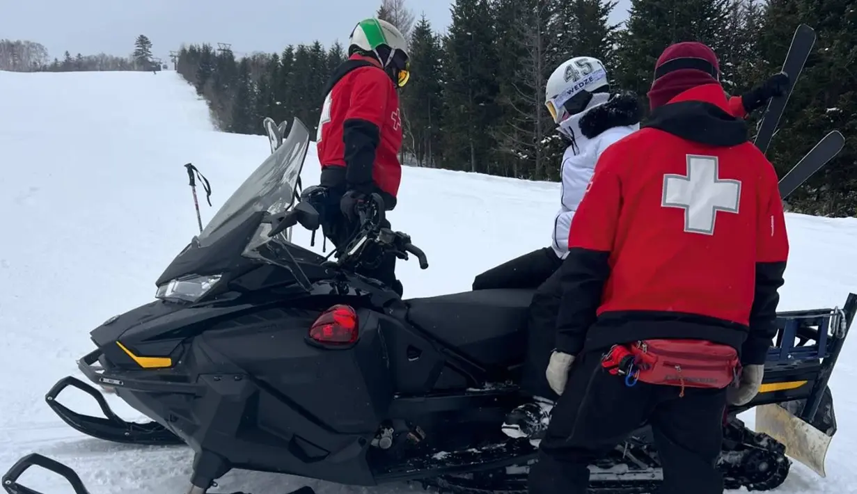 Mengalami sebuah kecelakaan, papan ski yang digunakan oleh Marissa Nasution terjebak di salju. Kakinya pun terkilir dan ia menceritakan sempat ada suara seperti tulang yang berbunyi saat alami kecelakaan. Akhirnya Marissa Nasution pun ditolong oleh para petugas medis untuk turun gunung. (Liputan6.com/IG/@marissaln)