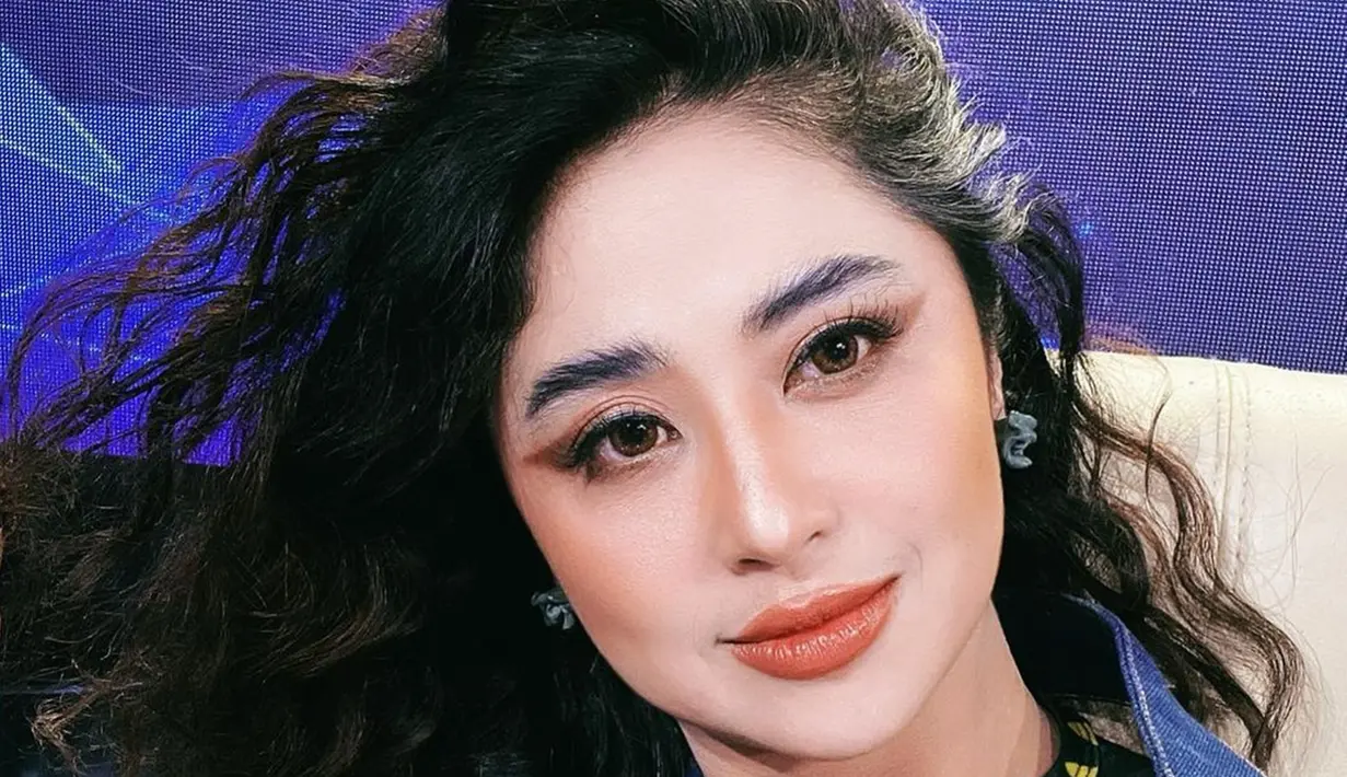 Pedangdut kelahiran Jember, 16 Desember 1985 ini pun tuai pujian. Banyak yang menyebut Dewi Perssik semakin kece dengan gaya rambut keritingnya. Ada pula yang menyebut kalau gaya rambutnya kali ini memang sengaja ditata mirip dengan Kak Jill, TikToker viral penjual gorden. (Liputan6.com/IG/@dewiperssik9)
