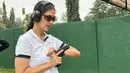 Paula Verhoeven memang dikenal aktif di media sosial dan sering mengunggah berbagai kegiatan. Terbaru, dirinya terlihat menjajal olahraga menembak. (Liputan6.com/IG/@paula_verhoeven)