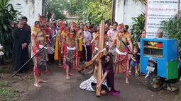 Teatrikal jalan salib di Gereja Bongsari, Jalan Puspowarno Raya, Kota Semarang, Jumat ( 19/4). Ritual ini bagian dari hari wafatnya Isa Almasih atau yang lebih dikenal hari Jum'at Agung yang bertema "hati untuk mencintai dan tangan untuk memberi" dengan 500 jemaat yang hadir. (Liputan6.com/Gholib)