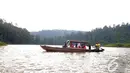 Di danau tersebut disediakan jasa perahu dan rakit untuk berkeliling, yang dikenakan biaya Rp 10.000 per satu orang, Jawa Barat, Sabtu (2/8/14). (Liputan6.com/Herman Zakharia)