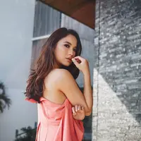 Chacha Frederica, selalu menarik perhatian publik karena gayanya yang enak dilihat. Seperti wanita pada umumnya, Chacha pun juga sring foto OOTD. Dan begini lah gaya Chaca saat yang tak pernah membosankan. (Instagram/chafrederica)