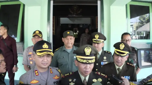 Dandim 0611 Letkol Erwin Agung bersama Kapolres Garut AKBP Dede Yudi Ferdiansah saat memberikan keterangan di depan wartawan selepas perayaan HUT ke-74 TNI di Makodim Garut
