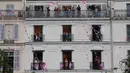 Penonton yang berjumlah sekitar 300 ribu orang, menyaksikan langsung dari tribun yang dibangun khusus di tepi sungai, sementara 200 ribu lainnya menyaksikan dari balkon dan apartemen yang menghadap ke sungai. (Nir Elias / POOL / AFP)