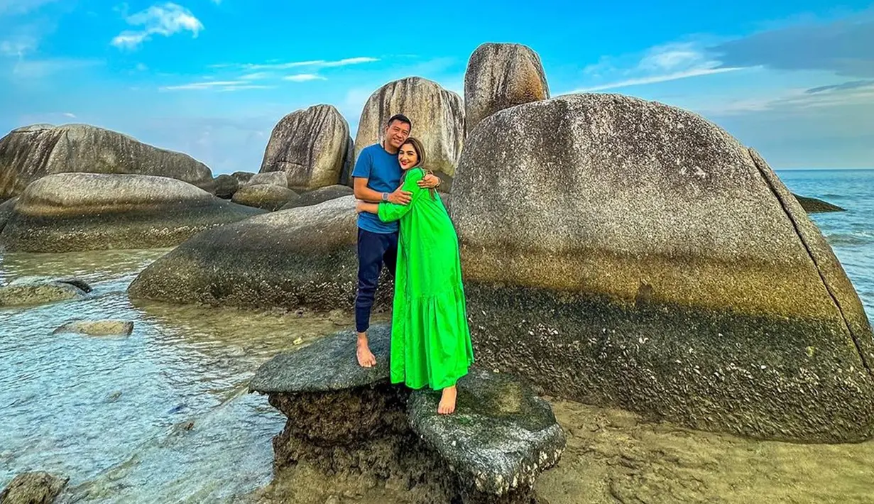Ashanty pun terpukau dengan keindahan alam yang ada di objek wisata tersebut. Karenanya, penyanyi 38 tahun itu tak menyia-nyiakan kesempatan untuk mengabadikan sejumlah foto. Potret Ashanty bersama Anang Hermansyah pun tampak begitu romantis berbaur dengan keindahan alam. (Liputan.com/IG/@ashanty_ash)
