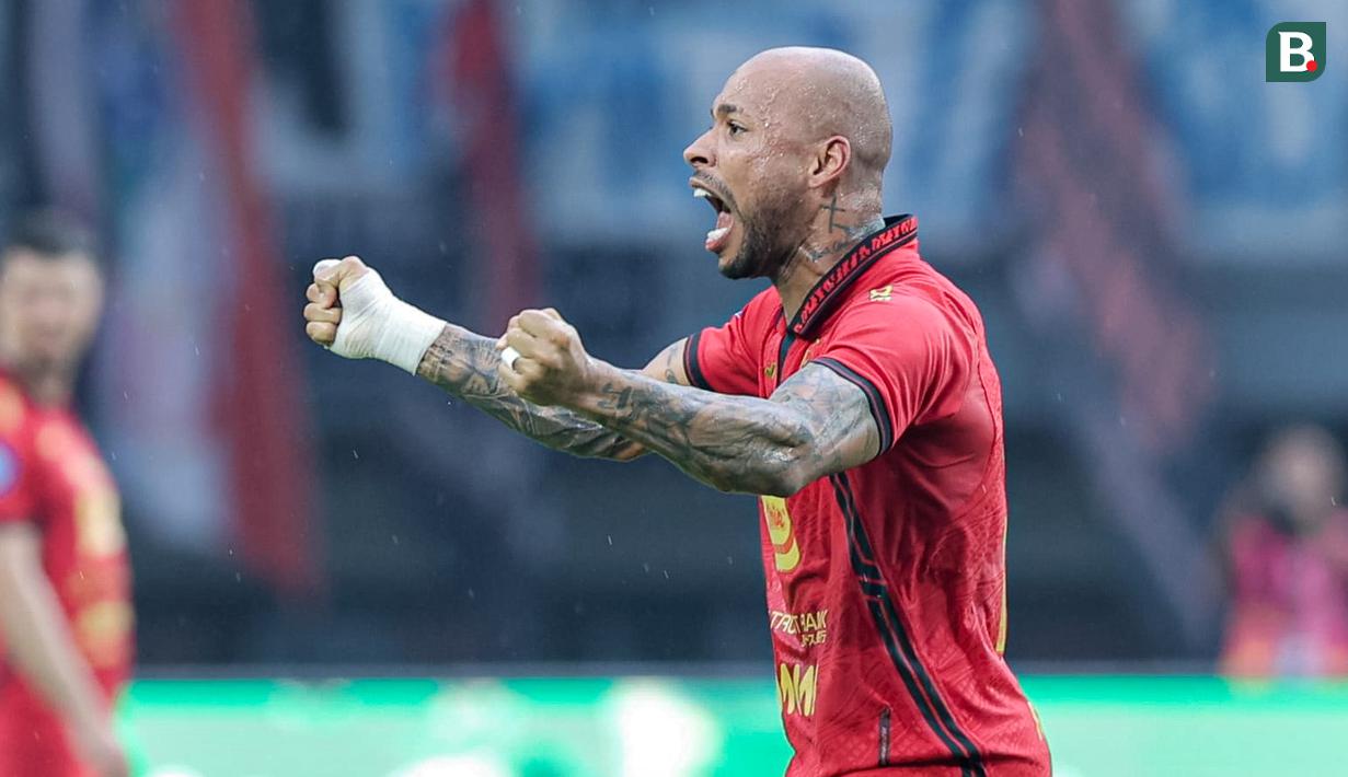 Pemain Persija Jakarta, Gustavo Almeida merayakan gol pertama timnya ke gawang Persib Bandung dalam laga lanjutan BRI Liga 1 2024/2025 di Stadion Patriot Candrabhaga, Bekasi, Minggu (16/02/2025). (Bola.com/M Iqbal Ichsan)