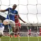 Pada menit ke-69, Everton mampu membuat kejutan setelah Conor Coady mampu membobol gawang Liverpool. Sayang gol tersebut dianulir karena offside setelah wasit meninjau VAR. (AFP/Oli Scarff)