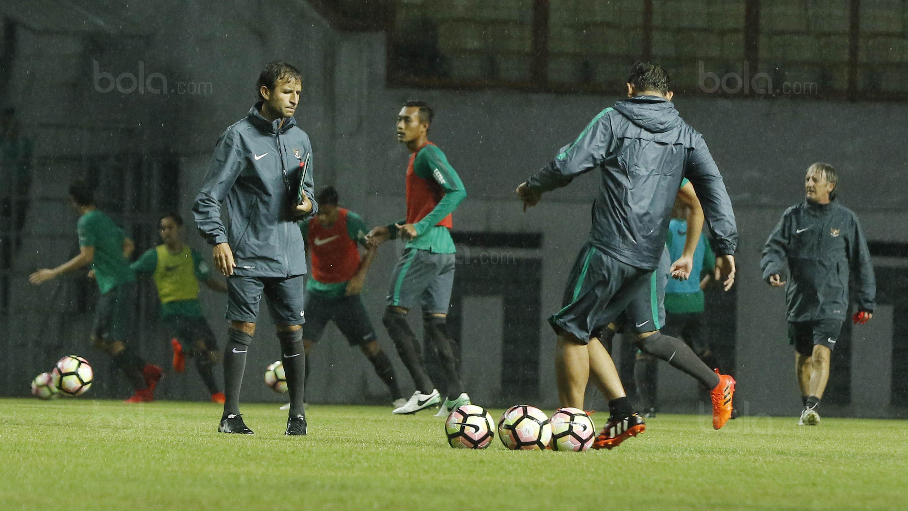 Pelatih Timnas Luis Milla, memimpin latihan di Stadion Wibawa Mukti, Cikarang, Selasa (14/11/2017). (Bola.com/ M Iqbal Ichsan)