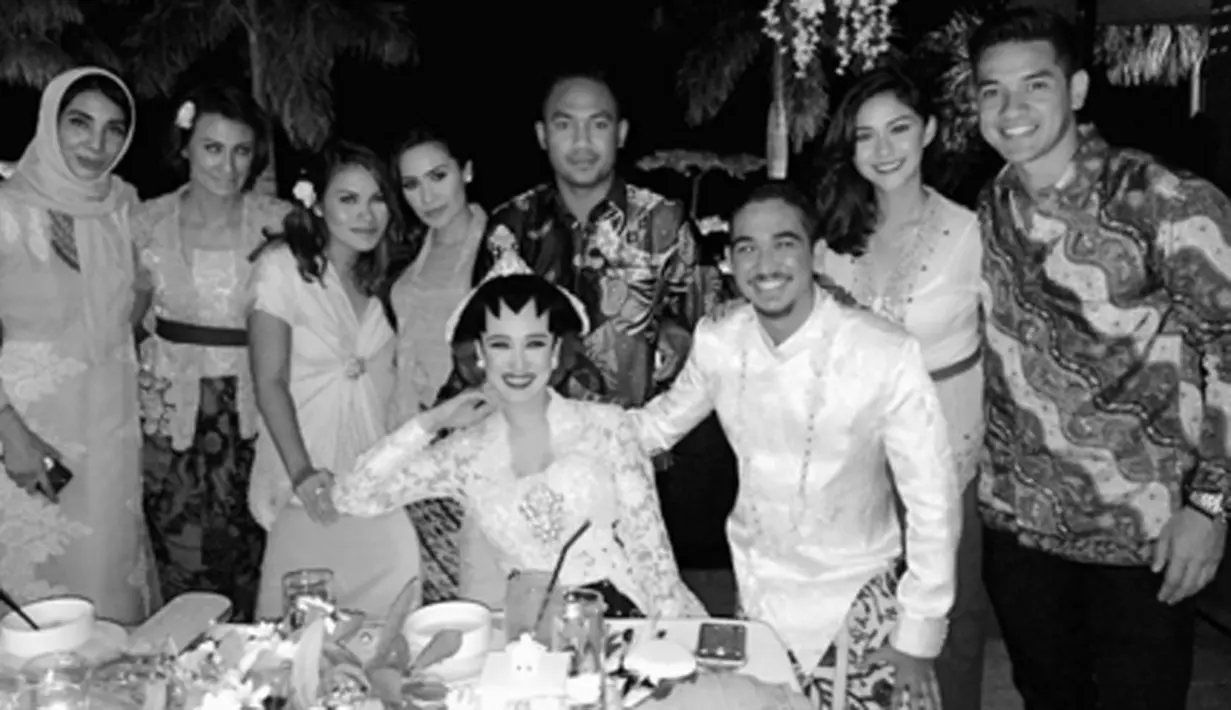 Dalam pernikahan ini tampak sederet selebriti tanah air yang turut hadir di hari bahagia Alexandra dan suami. Seperti Nana Mirdad dan suami, Andrew White, model Davina Veronica  dan sahabat-sahabat lainnya. (via instagram/@jiebbyharold)