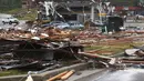 Beberapa mobil tampak tertimpa puing-puing dari sebuah bangunan yang hancur akibat tornado yang menyapu beberapa kota di selatan Amerika Serikat, Senin, (28/4/14). (REUTERS/Lauren Wood)
