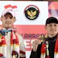 Dua atlet Indonesia peraih medali emas di Olimpiade 2024 Paris Rizki Juniansyah (kiri) dan Veddriq Leonardo (kanan) memamerkan medalinya usai tiba di Bandara Internasional Soekarno-Hatta, Tangerang, Selasa (13/8/2024). (Abdul Aziz/Bola.com).