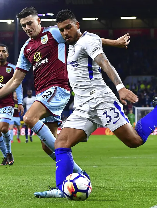Gelandang Chelsea, Emerson Palmieri, berebut bola dengan bek Burnley, Matthew Lowton, pada laga Premier League di Stadion Turf Moor, Jumat (20/4/2018). Burnley takluk 1-2 dari Chelsea. (AP/Anthony Devlin)
