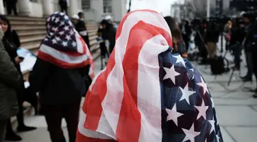 Sejumlah wanita merayakan Hari Hijab Sedunia di Balai Kota, New York, Rabu (1/2).Peringatan yang dimulai pada 2013 lalu ini mengajak seluruh wanita, baik muslim atau nonmuslim untuk mengenakan hijab selama satu hari. (Spencer Platt / Getty Images / AFP)