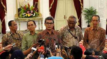 Presiden Joko Widodo menerima lima pimpinan KPK Taufiqurrahman Ruki (kedua dari kanan) bersama Indriyanto Senoadji, Johan Budi SP, Zulkarnaen dan Adnan Pandu Praja di Istana Merdeka, Jakarta Jumat (27/2/2015). (Liputan6.com/Faizal Fanani