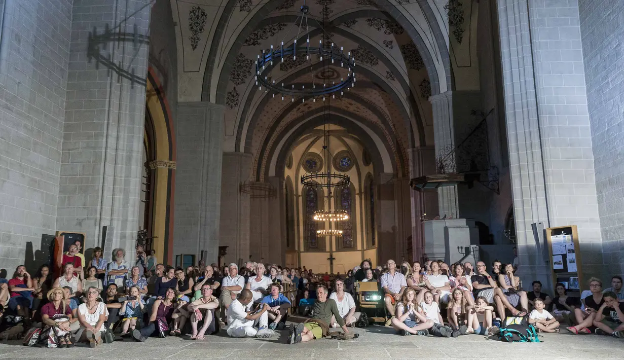 Suasana santai saat nonton bareng laga final piala Eropa 2016 antara Portugal melawan Prancis di Gereja St Francis, Lausanne, Swiss, (10/7/2016).  (EPA/Cyril Zingaro)