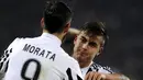 Penyerang Juventus, Paulo Dybala (kanan) melakukan selebrasi bersama rekan setimnya Alvaro Morata di leg pertama Coppa Italia di Stadion Olympic, Turin, (28/1/2016). Juventus menang atas Inter Milan dengan skor 3-0. (REUTERS/Giorgio Perottino)