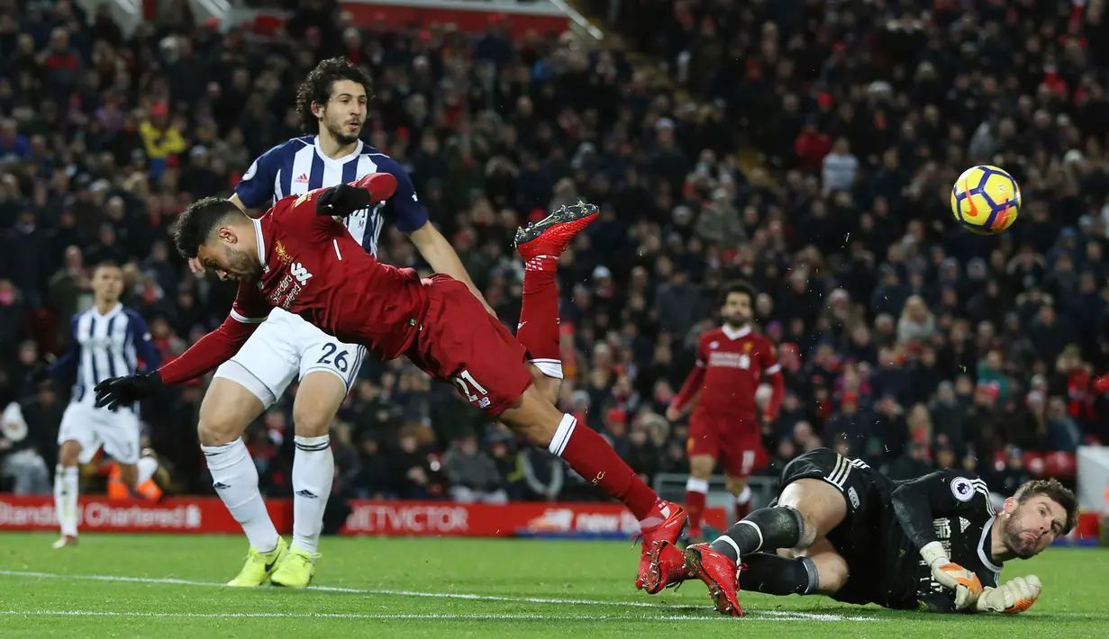 Pemain Liverpool, Alex Oxlade-Chamberlain melakukan tendangan di kotak penalti selama laga pekan ke-17 Premier League menjamu West Bromwich Albion di Stadion Anfield, Rabu (13/12). Liverpool ditahan West Bromwich Albion tanpa gol. (Peter Byrne/PA via AP)