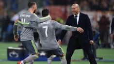 Zidane merayakan gol bersama Ronaldo dan Sergio Ramos saat melawan AS Roma  pada Liga Champions di Olympic stadium, Roma, (18/2/2016). Zinedine Zidane mundur dari kursi pelatih Madrid setelah meraih trofi Liga Champions tiga kali. (AFP/Alberto Pizzo)