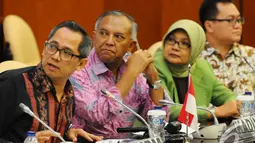 Direktur Badan Koordinasi Penanaman Modal (BKPM) Pratito Soeharyo (kiri) menjadi salah satu narasumber dalam 'Focus Group Discussion' yang digelar Badan Kerja Sama Parlemen DPD RI, Jakarta, Selasa (2/12/2014). (Liputan6.com/Andrian M Tunay)