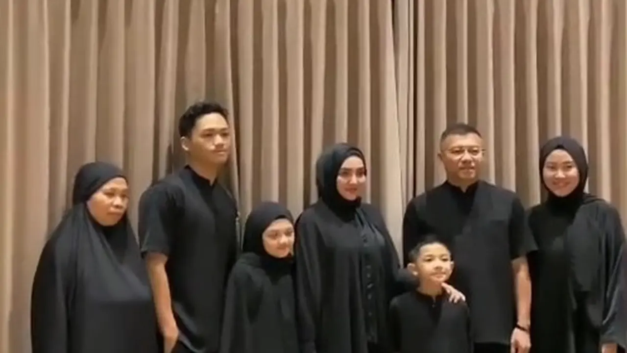 Potret Keluarga The Hermansyah Umroh Bareng, Lebaran Pertama di Tanah Suci