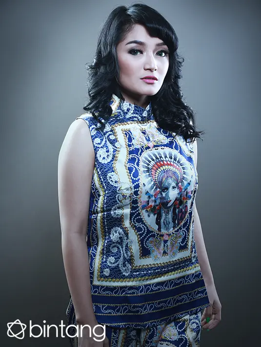 Demi memuluskan keinginan anaknya menjadi penyanyi dangdut, ayahnya rela menjual tanah. Ayahnya sempat tertipu dua kali. (Febio Hernanto/Bintang.com)