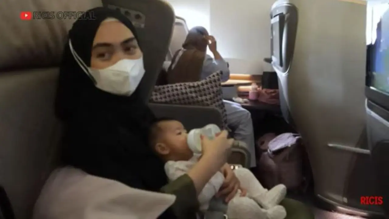 Pertama Kali Ajak Ajak Naik Pesawat, Ria Ricis Bagikan Tips Agar Bayi Tidak Rewel