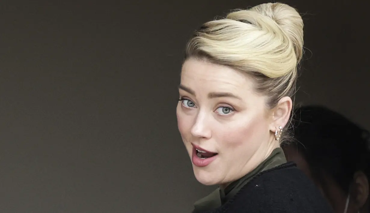 Aktris Amber Heard tiba di Fairfax County Courthouse, Fairfax, Virginia, Amerika Serikat, 25 Mei 2022. Amber Heard dinobatkan memiliki wajah paling cantik di dunia berdasarkan sains. (Kevin Dietsch/Getty Images/AFP)