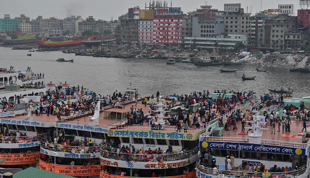 <p>Orang-orang naik kapal feri untuk melakukan perjalanan mudik ke tempat asal mereka untuk merayakan Idul Fitri di Dhaka, Bangladesh, Sabtu (30/4/2022). Warga Bangladesh berbondong-bondong memenuhi moda transportasi untuk bisa mudik atau pulang kampung agar bisa merayakan Idul Fitri dengan sanak keluarga. (AFP/Munir uz Zaman)</p>