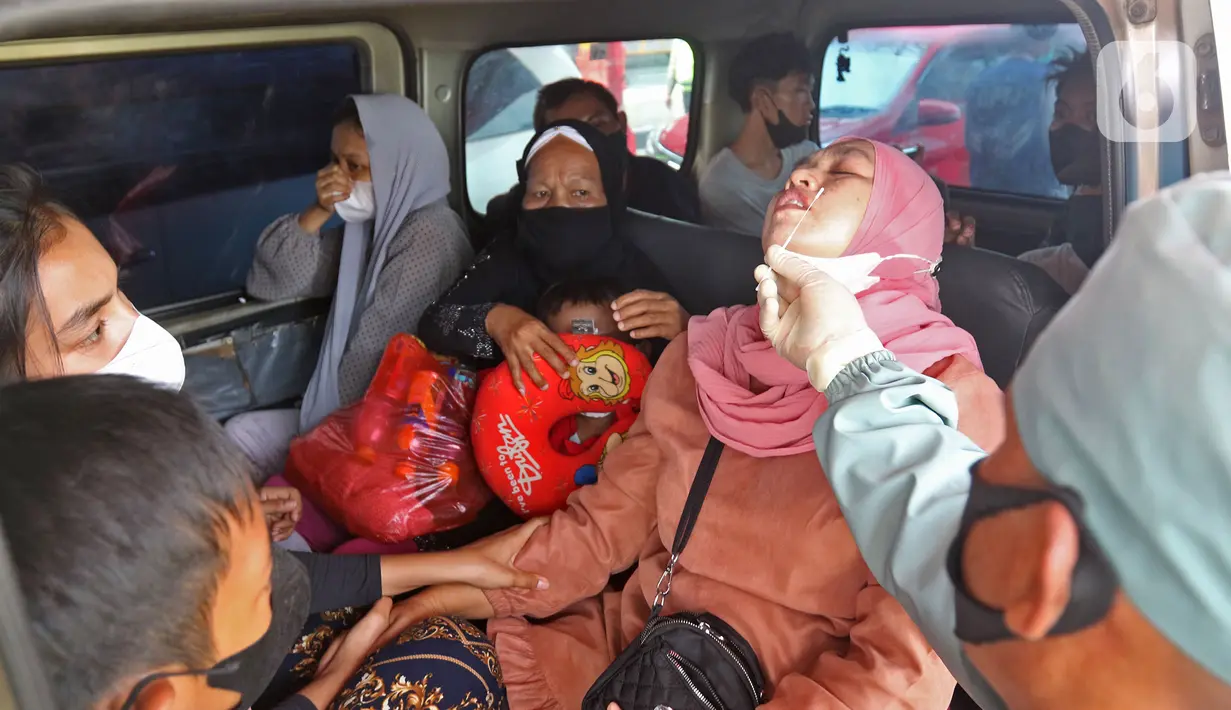 Petugas melakukan rapid tes antigen kepeda penumpang kendaraan di Km 34 B Tol Jakarta - Cikampek, Cikarang, Sabtu (22/5/2021). Polda Metro Jaya memprediksi puncak arus balik mudik Lebaran ke DKI Jakarta akan terjadi pada akhir pekan ini, 21-23 Mei 2021. (Liputan6.com/Herman Zakharia)