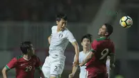 Duel pemain Timnas Indonesia, Alberto Goncalves (kanan) dengan pemain Korea Selatan  pada laga uji coba di Stadion Pakansari, Bogor, (23/6/2018).  Indonesia tertinggal -01 dari Korea. (Bola.com/Nick Hanoatubun)