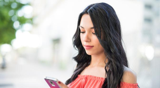 5 Cara Menghadapi Pacar Cuek Saat LDR Membutuhkan ...