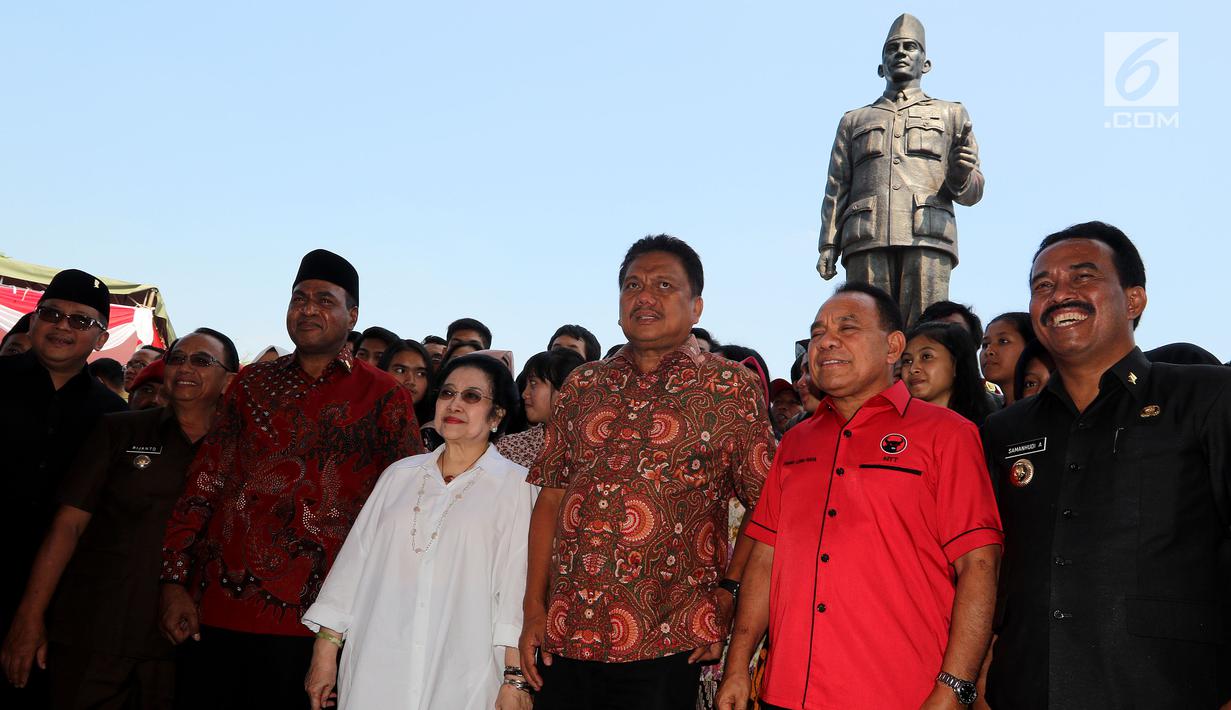 Ketum PDIP Megawati Soekarnoputri bersama jajaran DPP dan pengurus partai dari seluruh Indonesia berfoto di depan Patung Proklamator RI Soekarno "Putra Sang Fajar" usai peresmian di simpang Herlingga, Kota Blitar, Selasa (6/6). (Liputan6.com/Johan Tallo) 