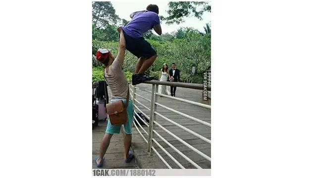 6 Aksi Totalitas Fotografer Demi Hasil Jepretan Bagus Ini Kocak