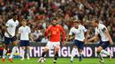 Gelandang Spanyol, Isco, berusaha melewati kepungan pemain Inggris pada laga UEFA Nation League di Stadion Wembley, London, Sabtu (8/9/2018). Inggris kalah 1-2 dari Spanyol. (AFP/Glyn Kirk)