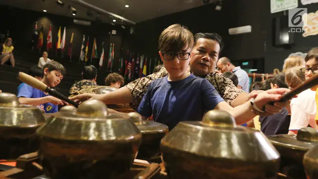 Serunya Belajar Wayang Kulit Bersama Siswa-siswi Bule