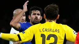 Pemain Chelsea Diego Costa terlibat insiden dengan kiper FC Porto, Iker Casillas, dalam pertandingan Grup G Liga Champions yang berlangsung di Stadion Stamford Bridge. Costa terlibat adu mulut dengan legenda Spanyol itu. (Reuters/Eddie Keogh)