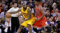 GEMILANG - LeBron James tampil gemilang dan sekaligus membawa Cleveland Cavaliers memetik kemenangan 106-101 atas Chicago Bulls di game kelima semifinal playoff NBA Wilayah Timur. (AP Photo/Tony Dejak)