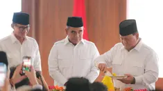 Ketua Umum Partai Gerindra, Prabowo Subianto (kanan) memotong tumpeng disaksikan Wakil Ketua Dewan Pembina Partai Gerindra Sandiaga Uno (kiri) dan Sekretaris Jenderal Gerindra Ahmad Muzani (tengah) saat perayaan HUT ke-15 Partai Gerindra, di Kantor DPP Partai Gerindra, Jakarta, Senin (6/2/2023). HUT ke-15 Partai Gerindra merupakan momen berharga karena dilaksanakan sebelum Pemilu 2024 dan juga untuk melakukan konsolidasi internal untuk semakin memperkuat kekuatan partai. (Liputan6.com/Faizal Fanani)