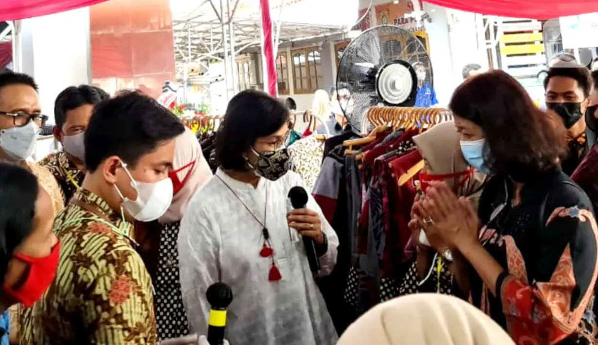 Direktur Wholesale Risk and Asset Management PT Bank Tabungan Negara Elisabeth Novie Riswanti (kanan) mendampingi Menteri Keuangan Sri Mulyani (tengah) meninjau salah satu debitur Kredit Usaha Rakyat (KUR) binaan Bank BTN di Kendal, Jawa Tengah, Kamis (25/3/2021). (Liputan6.com/Pool/BTN)