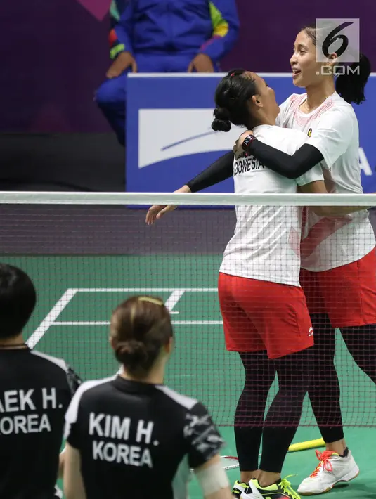 Ganda putri Indonesia, Della Destiara Haris/Rizki Amelia Pradipta mengembalikan kok ke arah pemain Korsel, Baek Hana/Kim Hyerin pada perempat final Bulutangkis Beregu Putri Asian Games 2018 di Jakarta, Senin (20/8). (Liputan6.com/Helmi Fithriansyah)
