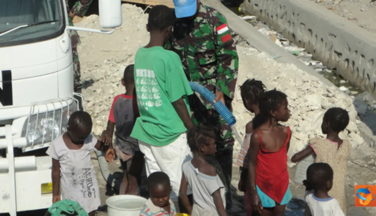 Citizen6, Haiti: Prajurit TNI yang tergabung dalam Satgas Kizi TNI Kontingen Garuda XXXII-A/Minustah tengah melaksanakan tugas sebagai pasukan perdamaian PBB di Haiti selama satu tahun memberikan bantuan air bersih. (Pengirim: Badarudin Bakri)