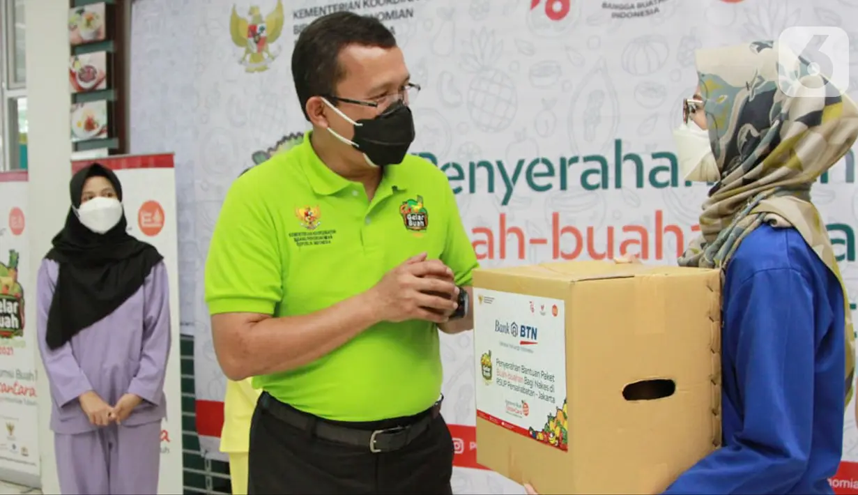 Direktur Utama Bank BTN Haru Koesmahargyo berbincang dengan nakes di sela-sela acara Gelar Buah Nusantara (GBN) di Rumah Sakit Persahabatan Jakarta, Selasa (10/8/2021). GBN merupakan wadah akselerasi Gerakan Bangga Buatan Indonesia yang dicanangkan oleh Jokowi. (Liputan6.com/HO/BTN)