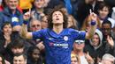 Bek Chelsea, David Luiz, merayakan gol yang dicetaknya ke gawang Watford pada laga Premier League di Stadion Stamford Bridge, London, Minggu (5/5). Chelsea menang 3-0 atas Watford. (AFP/Ben Stansall)