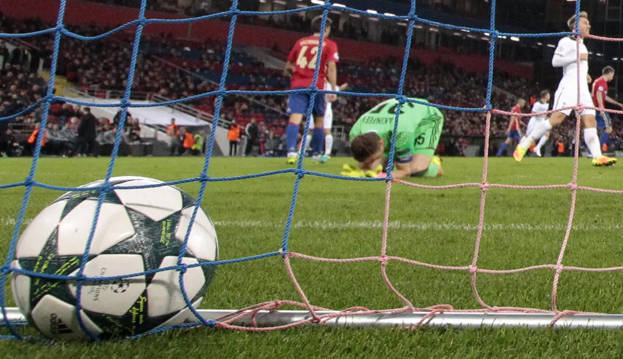 Kiper CSKA Moscow, Igor Akinfeev tertunduk lemas karena tak mampu menahan bola sepakan pemain Spurs, Son  pada lanjutan Liga Champions grup E di CSKA Stadium, Rabu (28/9/2016) dini hari WIB. (AP/Ivan Sekretarev)