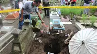 Inafis Polri mengolah TKP pembongkaran makam dan pencurian kain kafan bayi di Cilacap. (Foto: Liputan6.com/Polres Cilacap/Muhamad Ridlo)