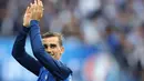 Antoine Griezmann memberikan tepung tangan saat laga final melawan Portugal pada piala Eropa 2016 di Stade de France, Saint-Denis, Paris, (10/7/2016). (AFP/Valery Hache)