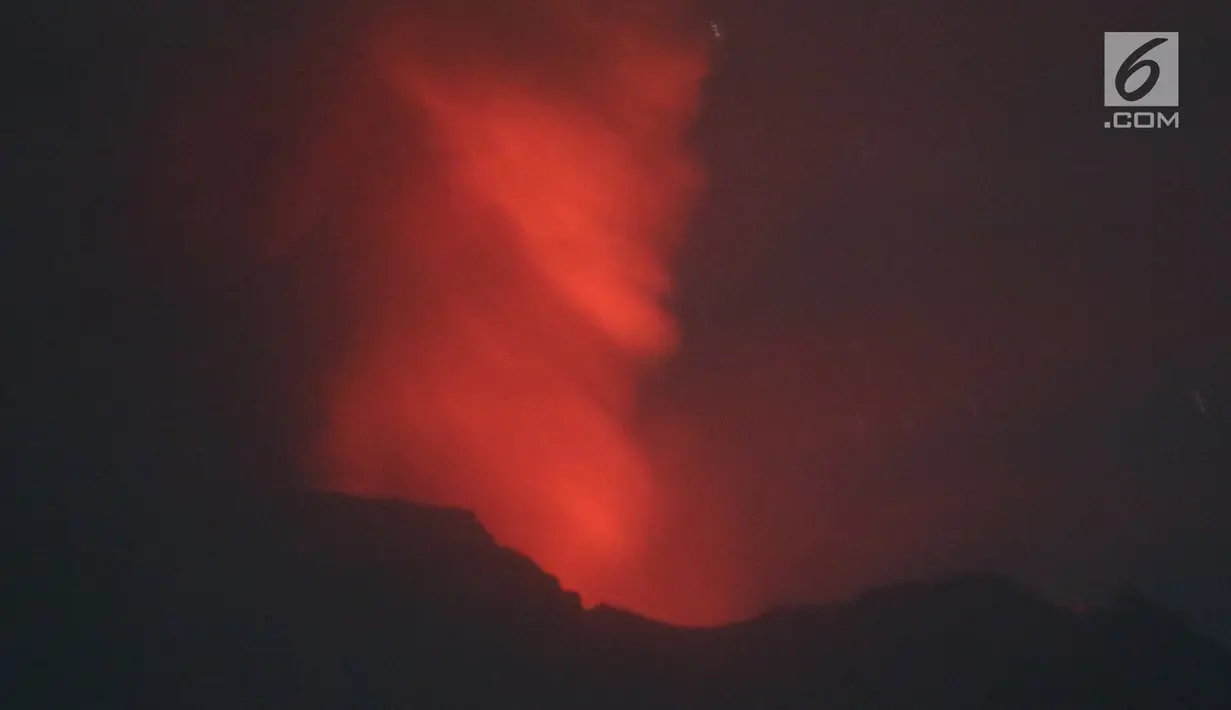 Sinar api menyala terang di puncak kawah Gunung Agung, di Karangasem, Bali, Minggu (26/11). Dalam laporan pengamatan periodik PVMBG menyebutkan sinar api terpantau di puncak gunung setinggi 3.142 mdpl. (Liputan6.com/Andi Jatmiko)