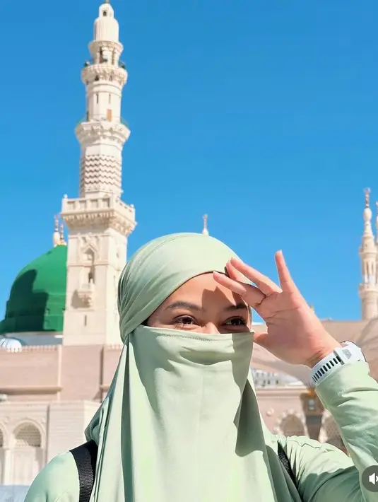 Yura terlihat membawa backpack warna hitam. Meski menggunakan cadar, namun terlihat dari matanya, ia tampil natural tanpa makeup berlebih. [@yurayunita]