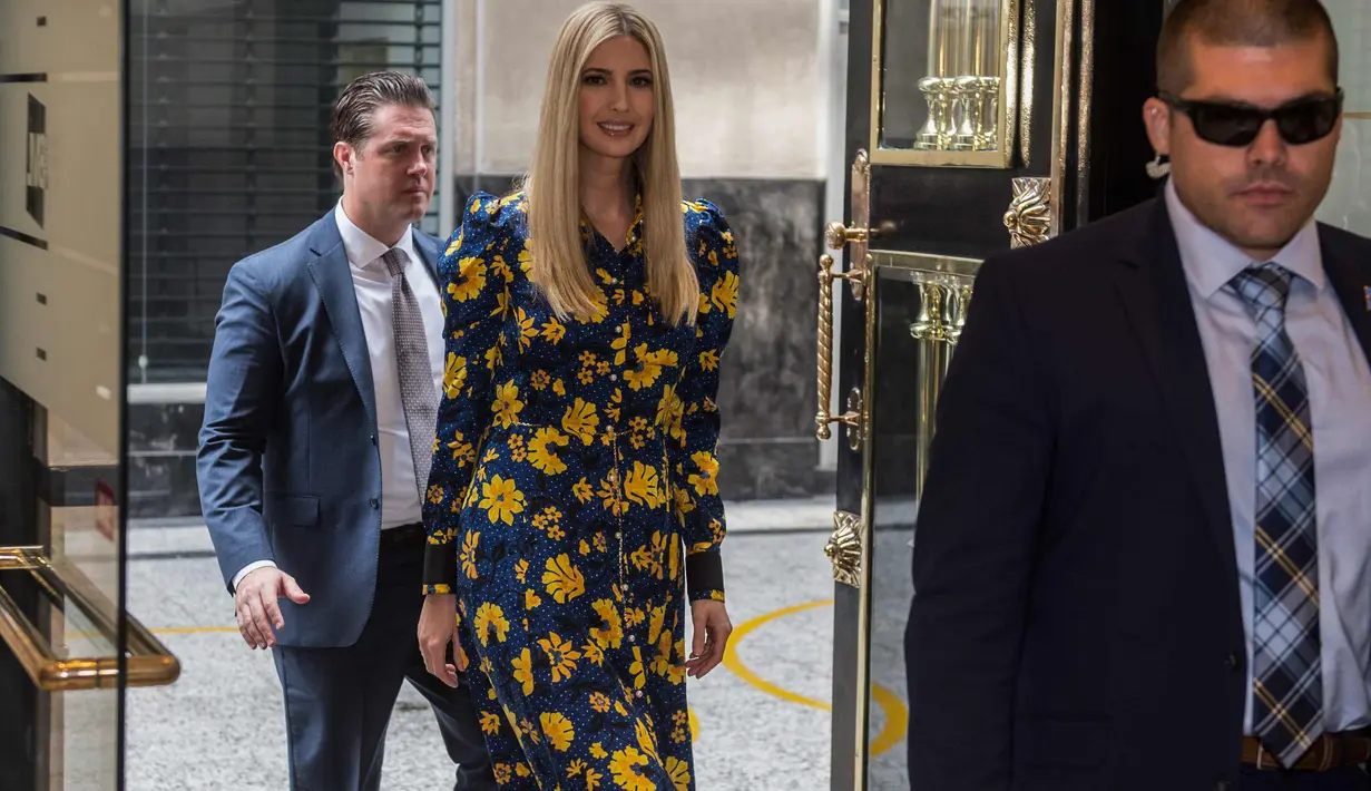 Penasehat Presiden AS Donald Trump, Ivanka Trump tersenyum saat tiba menghadiri pertemuan di pasar Bursa Saham Peru selama Pertemuan Bisnis Amerika III di Lima (12/4). Ivanka tampil cantik dengan busana biru bermotif kembang. (AFP Photo/Ernesto Benavides)
